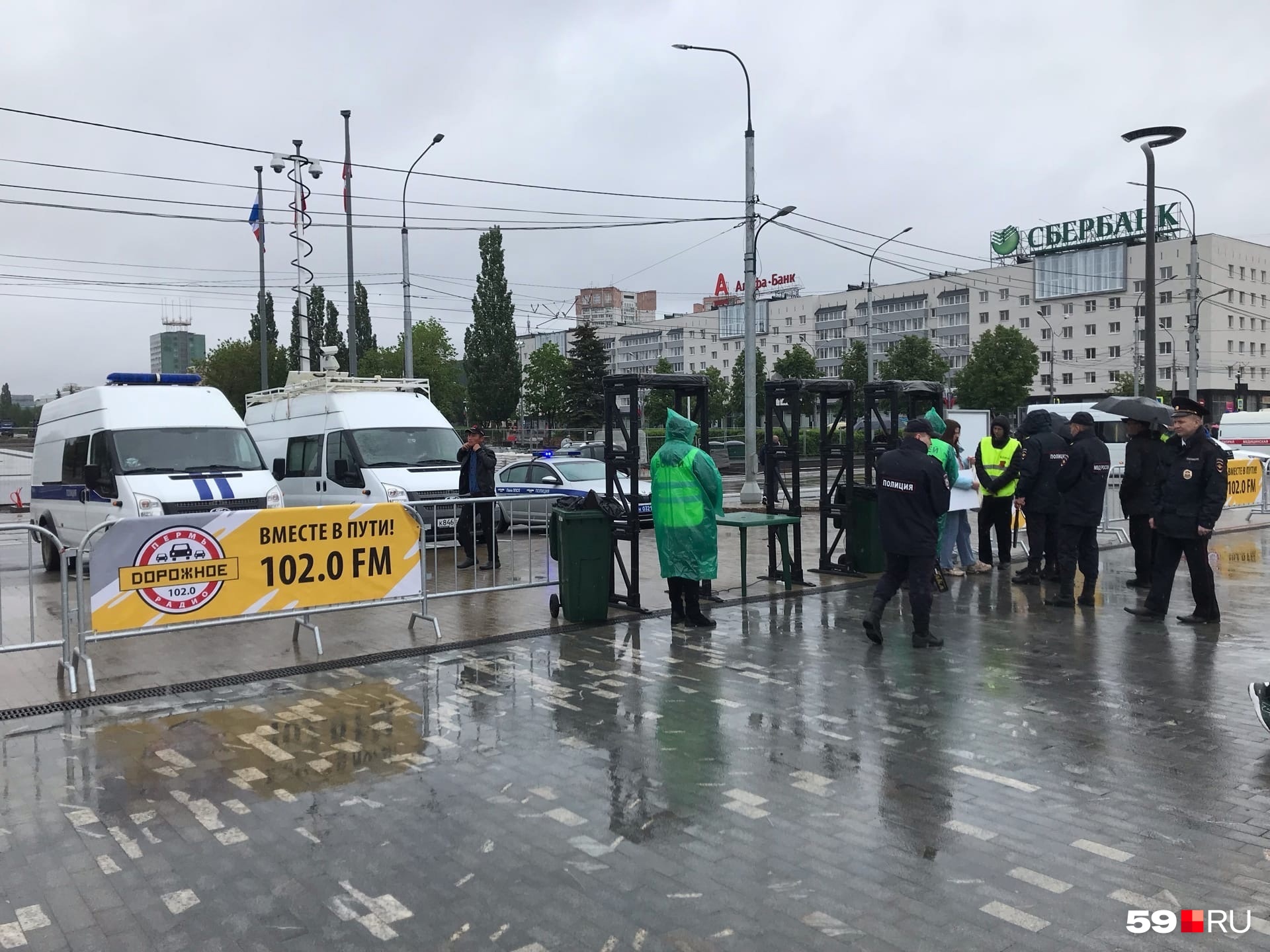 Вход на эспланаду — через рамки. Кстати, сегодня тут нельзя ездить на самокатах Вход на эспланаду — через рамки. Кстати, сегодня тут нельзя ездить на самокатах
