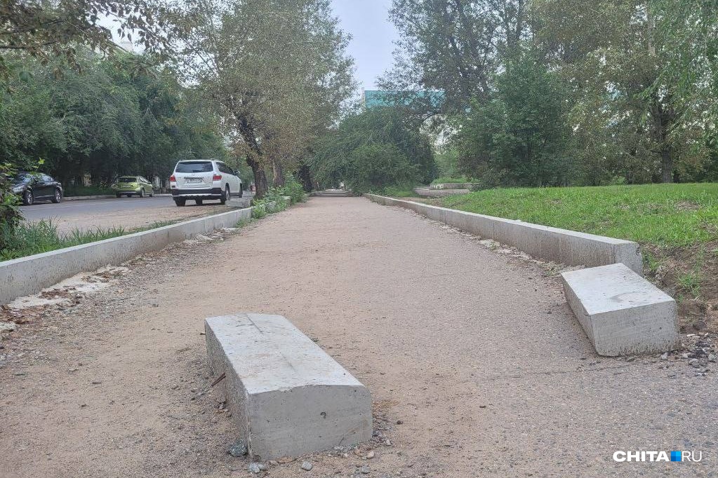 Дорожники остановили ремонт улицы в центре Читы и бросили бетонные блоки