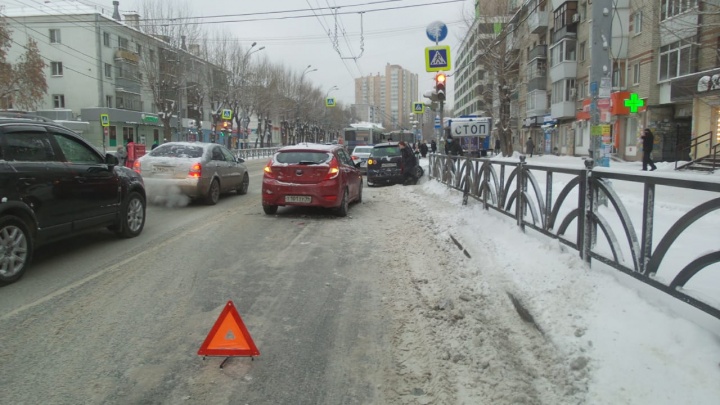 В Екатеринбурге водитель иномарки пытался избежать ДТП и сбил женщину на тротуаре