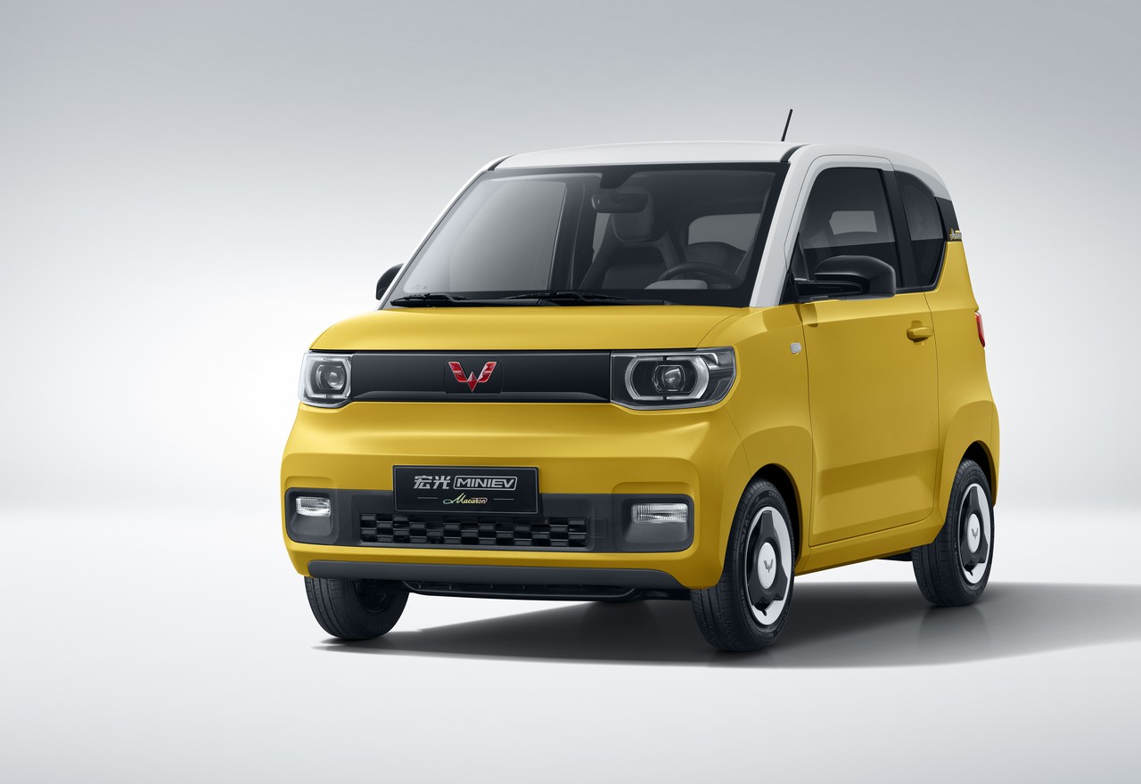 А это электромобиль Wuling Hongguang Mini-EV — модель, которая стала одним из бестселлеров Китая в прошлом году. За машинку размером с «Оку» на наши деньги просят в районе 300 тысяч рублей. В России минимальная цена автомобиля минимум вдвое выше А это электромобиль Wuling Hongguang Mini-EV — модель, которая стала одним из бестселлеров Китая в прошлом году. За машинку размером с «Оку» на наши деньги просят в районе 300 тысяч рублей. В России минимальная цена автомобиля минимум вдвое выше