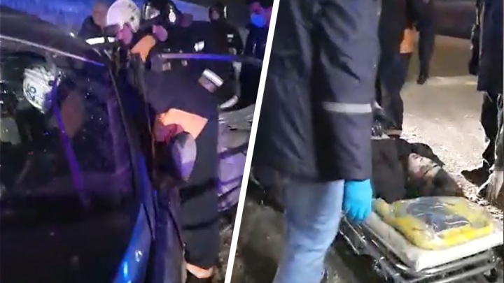 В разбившемся автомобиле каршеринга зажало 19-летнюю девушку — ее пришлось доставать спасателям