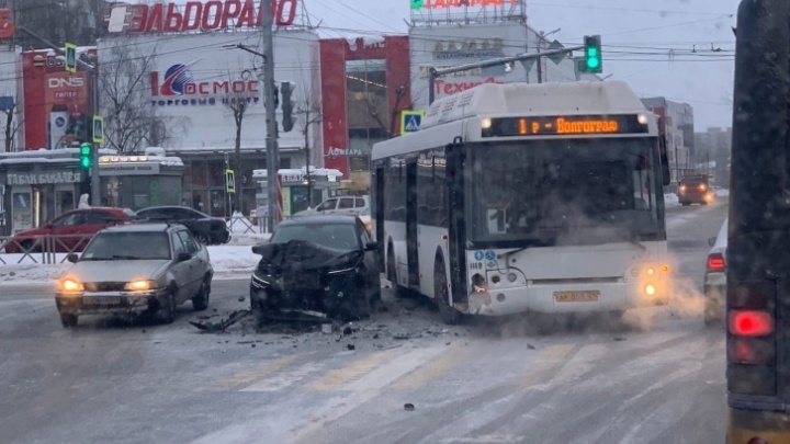 По аварии на каждый день: в Ярославле назвали причины частых ДТП с общественным транспортом