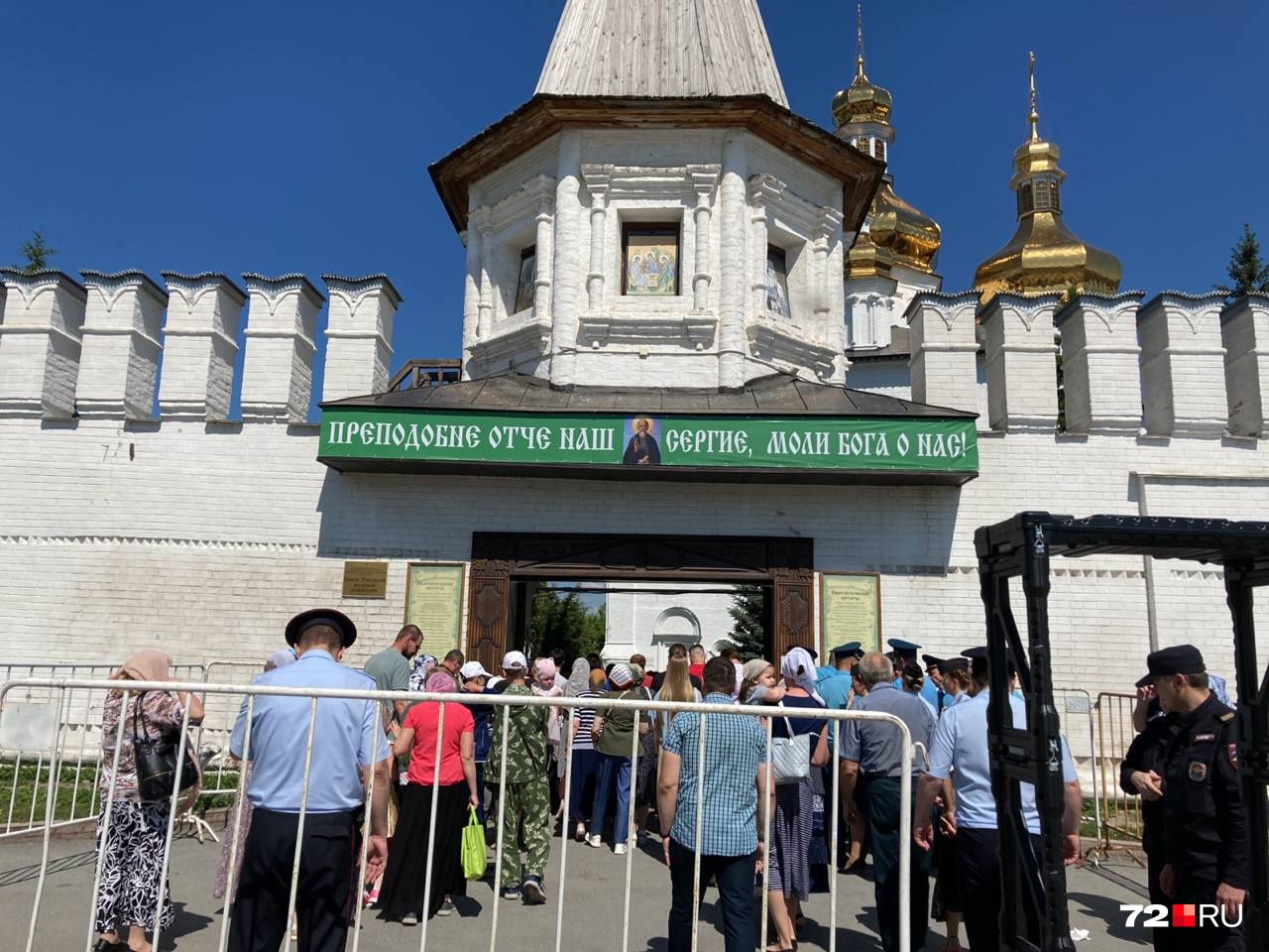Монастырь для безопасности огородили Монастырь для безопасности огородили