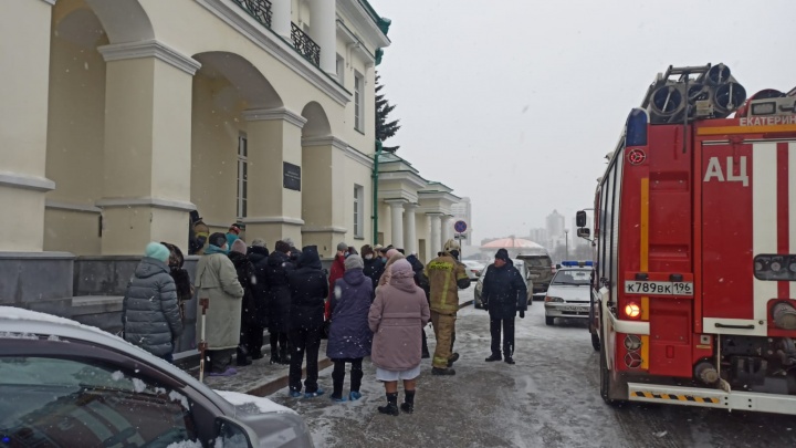 В центре Екатеринбурга эвакуировали сотрудников и пациентов больницы