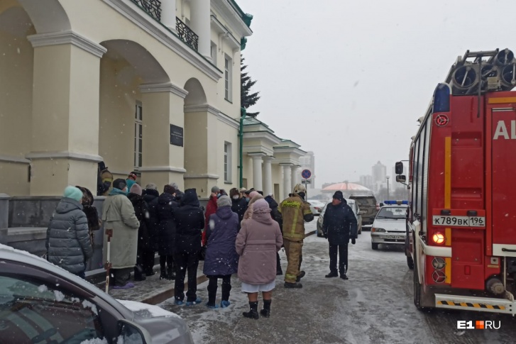 Посетителей и сотрудников больницы вывели на улицу Посетителей и сотрудников больницы вывели на улицу