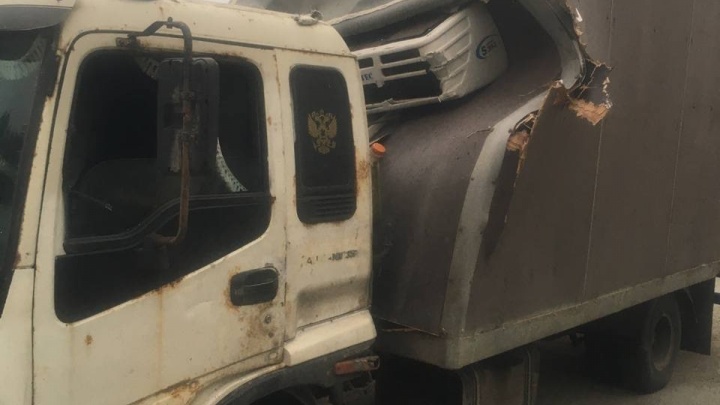 Навигатор завел в ловушку: в пригороде Тюмени под «мостом дураков» застрял грузовик