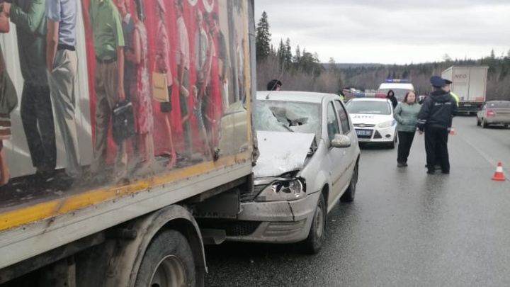 На трассе под Первоуральском водителя Renault убило отлетевшим от грузовика крылом