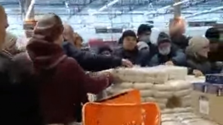 В Ярославле завирусилось новое видео, как люди сметают появившийся в супермаркете сахар