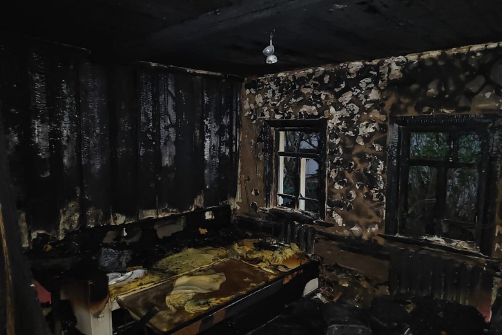 Огонь уничтожил дом изнутри