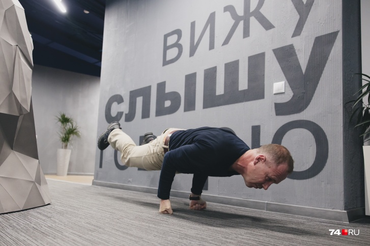 Стойка на кулаках — родом из спортивного прошлого, хотя Сергей Колосовский и сейчас в отличной форме Стойка на кулаках — родом из спортивного прошлого, хотя Сергей Колосовский и сейчас в отличной форме