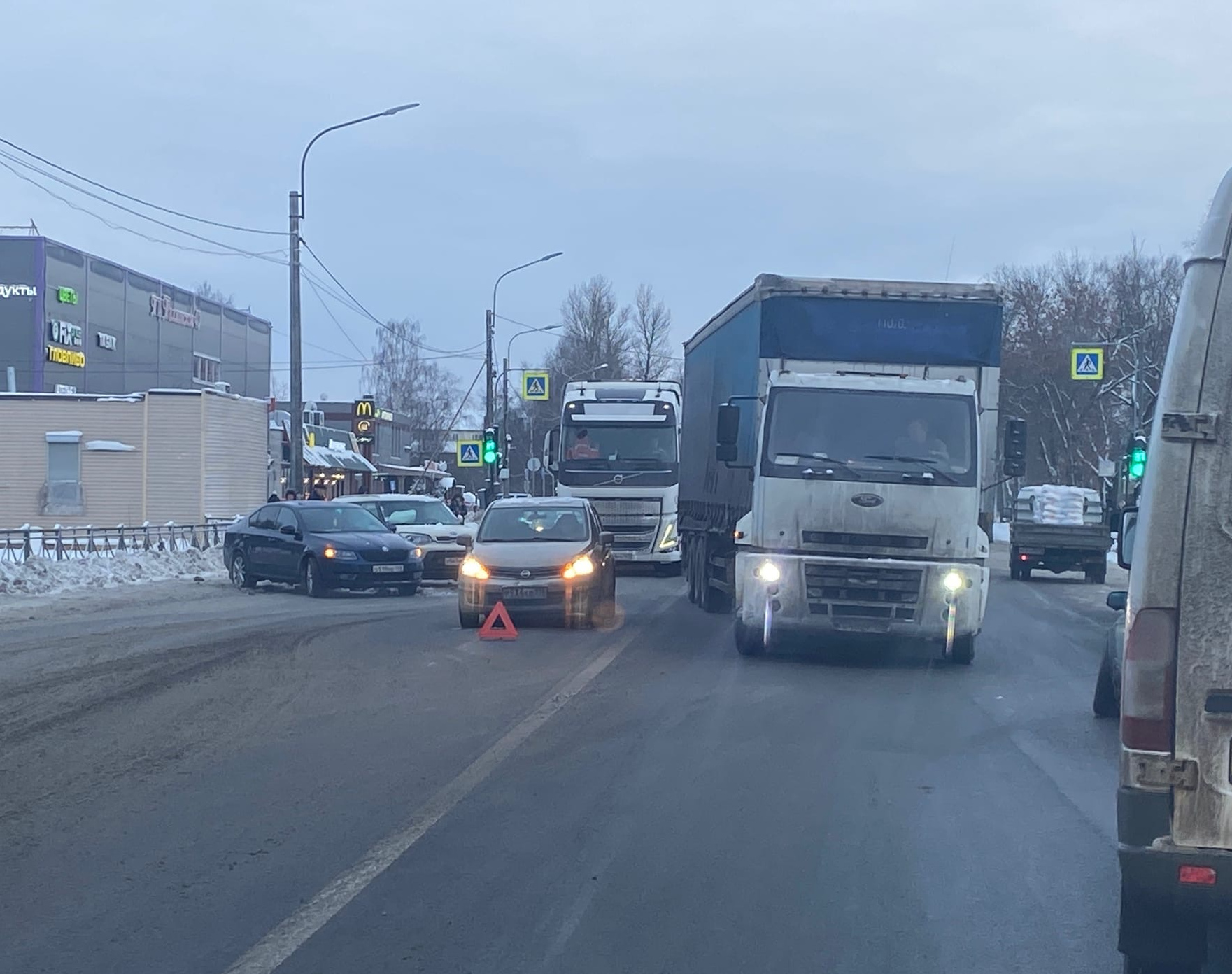 Каршеринг в Горелово въехал во встречные машины и перевернулся, растёт  пробка. ДТП попало на видео | 29.12.2021 | Санкт-Петербург - БезФормата