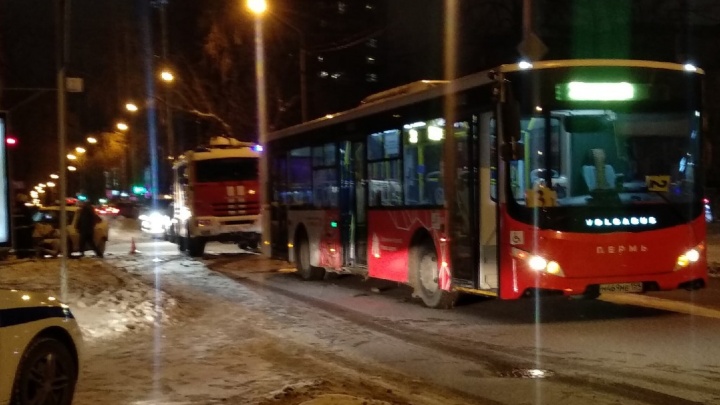 В центре Перми столкнулись автобус и легковушка. Есть пострадавший