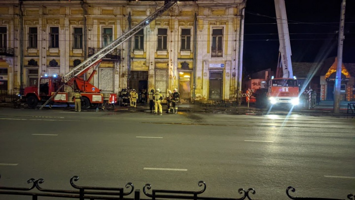 Пожарные зашли внутрь горящего здания ТЮЗа в Иркутске