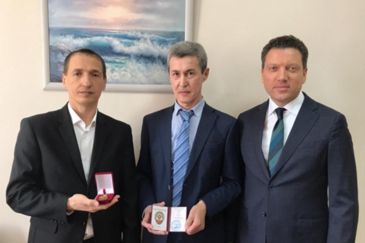 Ришат Хабиров (по центру) на награждении в Росреестре Ришат Хабиров (по центру) на награждении в Росреестре