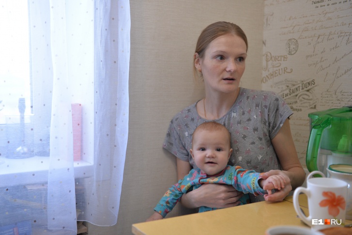 Ольга живет в квартире с сыном-пятиклассником и шестимесячной дочкой Ольга живет в квартире с сыном-пятиклассником и шестимесячной дочкой