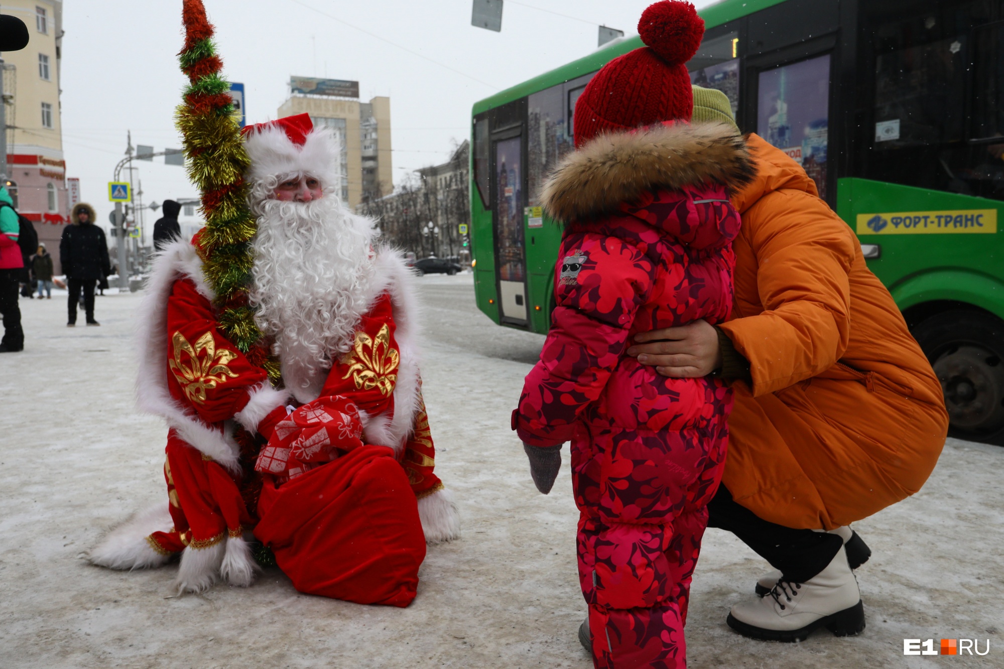 Деды Морозы и Снегурочки прошлись по Екатеринбургу и поздравили горожан с наступающим Новым годом