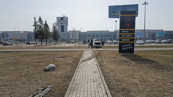 В аэропорту Екатеринбурга KIA на полном ходу вылетела на газон с Кольцовского тракта