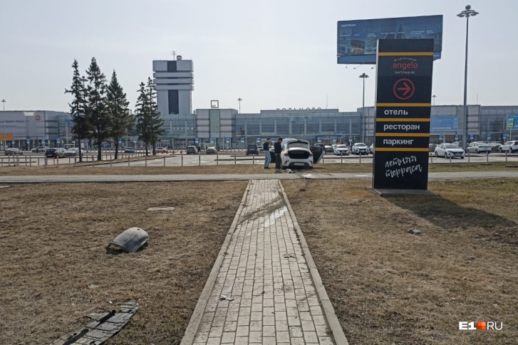 Автомобиль проехал несколько десятков метров по газону, разбрасывая обломки Автомобиль проехал несколько десятков метров по газону, разбрасывая обломки