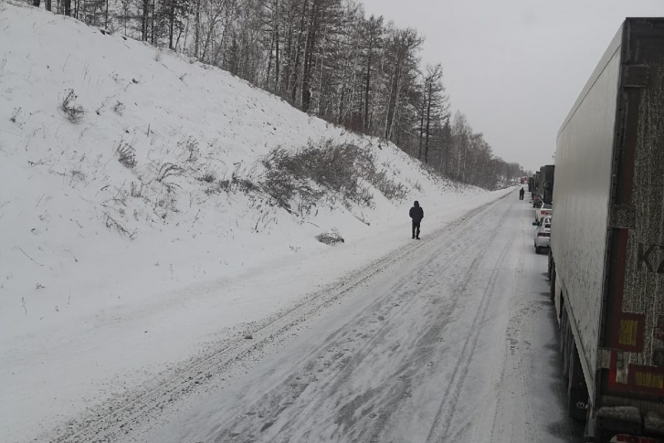 Федеральная трасса встала в пробку Федеральная трасса встала в пробку