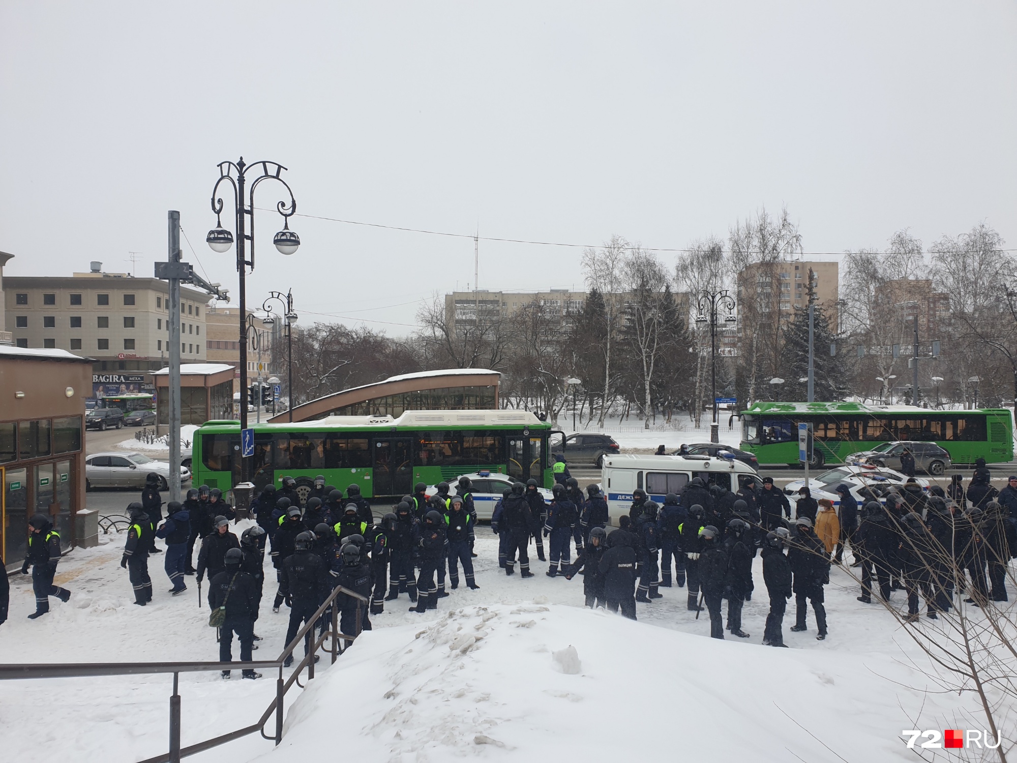 У драмтеатра движение на время перекрыли. Тех, кто шел колонной, рассаживали по автобусам У драмтеатра движение на время перекрыли. Тех, кто шел колонной, рассаживали по автобусам