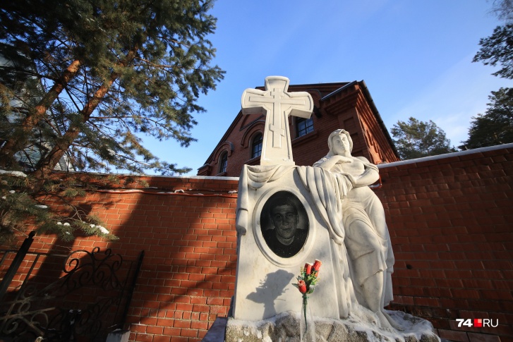 Для вора в законе и организатора ОПГ на Митрофановском кладбище нашлись VIP-места — уютная аллея сразу на въезде
