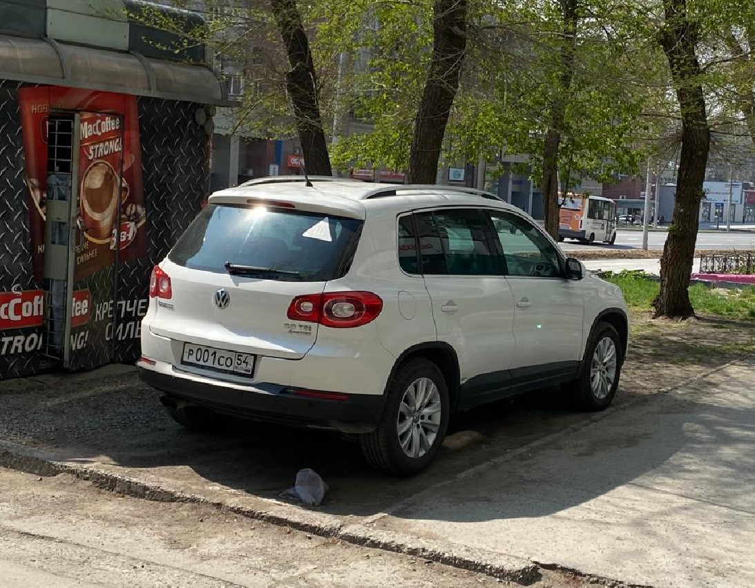 Стоянка на газоне Стоянка на газоне