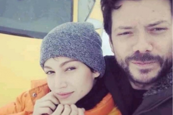 Альваро Морте и Урсула Корберо исполняют в сериале «Бумажный дом» роли Токио и Профессора Альваро Морте и Урсула Корберо исполняют в сериале «Бумажный дом» роли Токио и Профессора