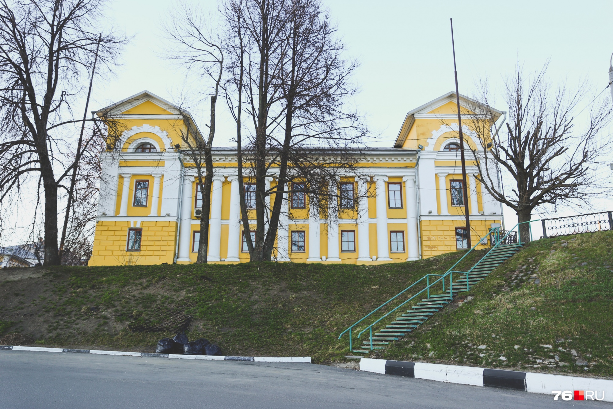 А это здание ярославской и ростовской епархии на Богоявленской площади