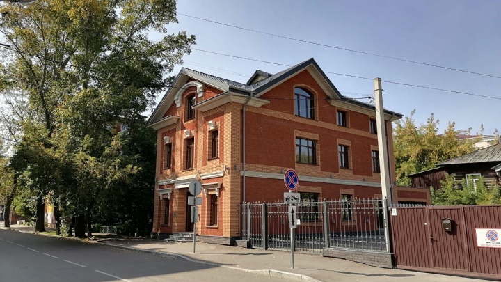 В центре Иркутска продают кирпичный трехэтажный особняк за 150 млн рублей. Кому он принадлежит?