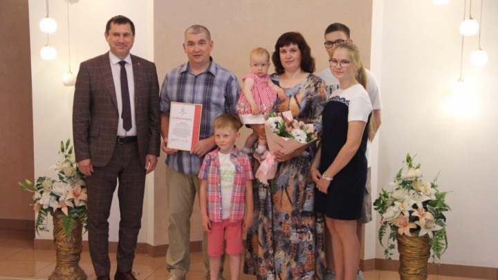 Уже 20 лет в браке: пермского механика наградили в честь Дня семьи