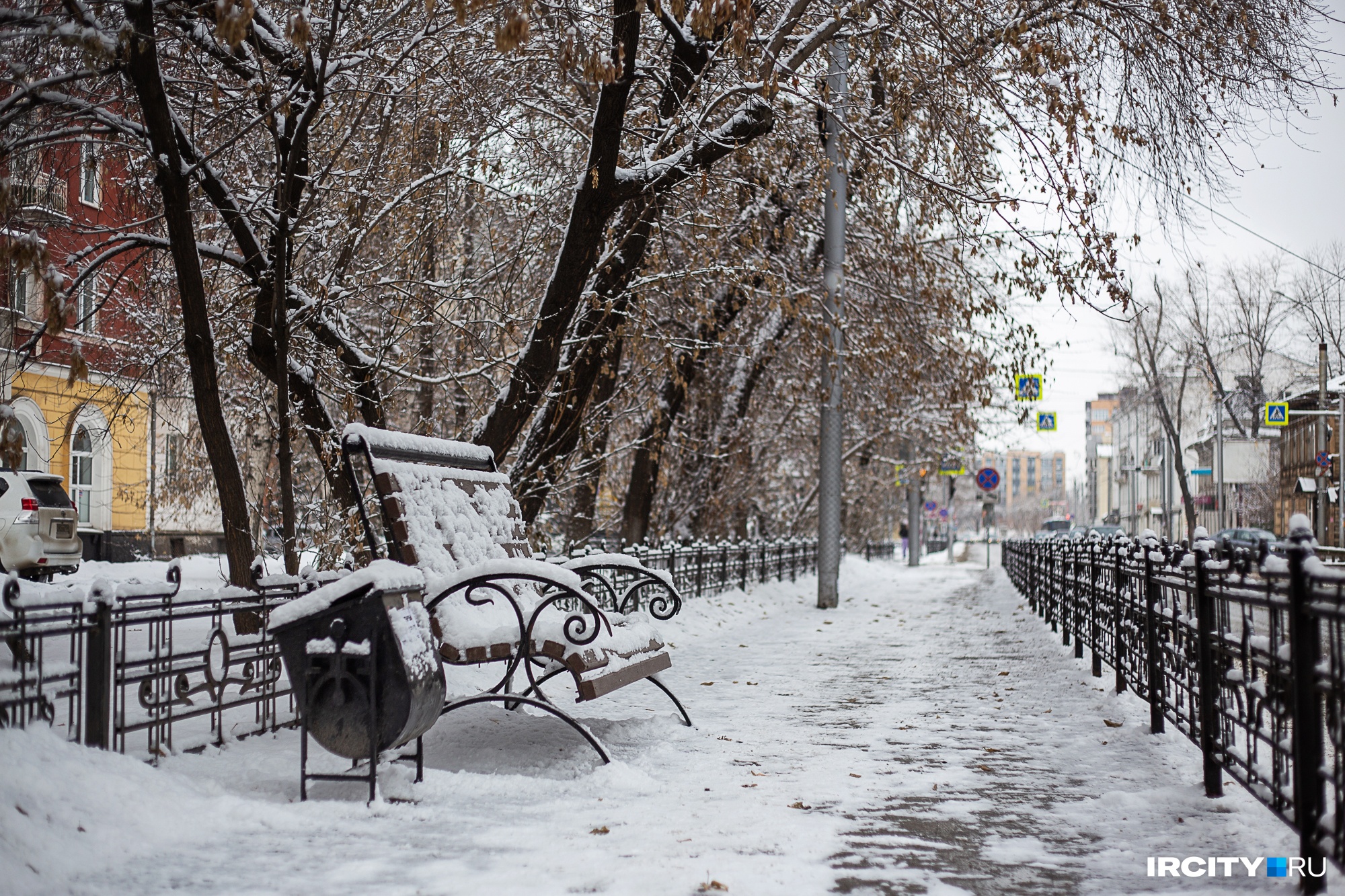 Улицы Иркутска утром <nobr class="_">4 апреля</nobr> завалило снегом, хотя еще в субботу была почти <nobr class="_">15-градусная</nobr> жара