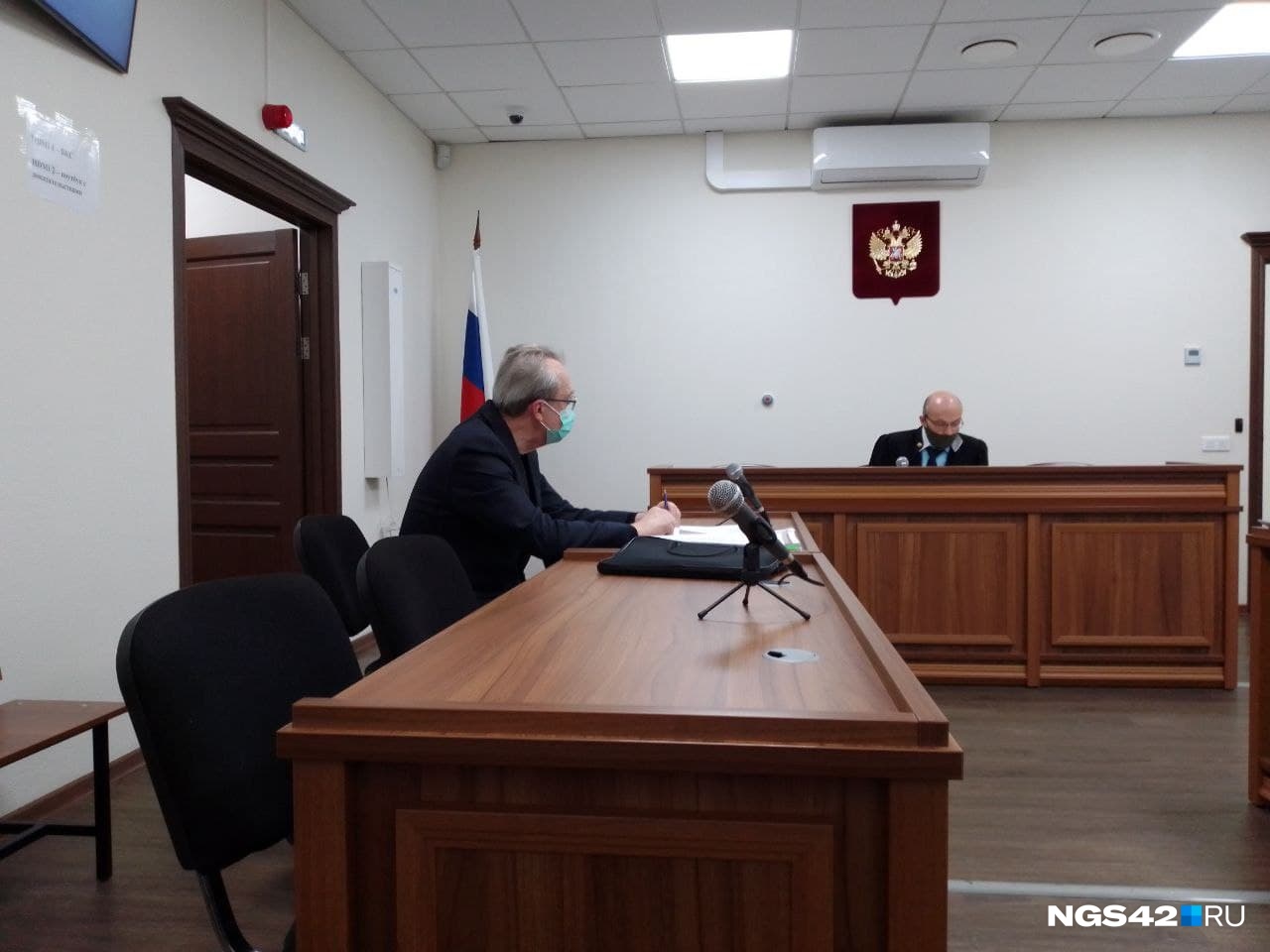 Адвокат Виктор Акимов просил судью запретить съемку, но суд его просьбу отклонил Адвокат Виктор Акимов просил судью запретить съемку, но суд его просьбу отклонил