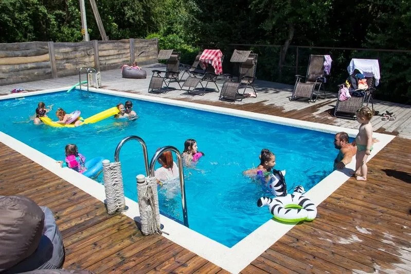 В бассейнах — удобный вход специально для детей