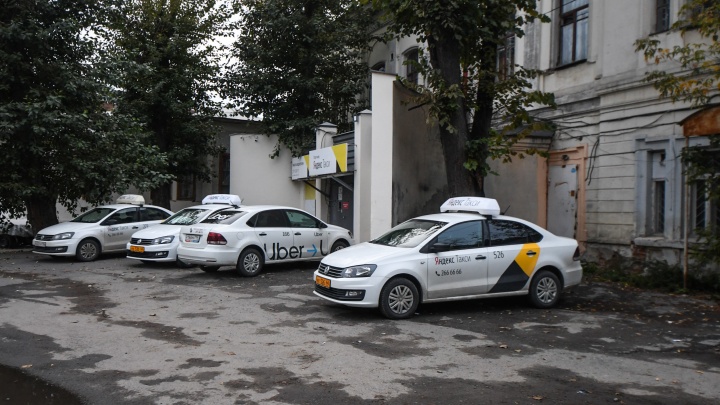 «Приходилось с ножом ездить». Почему екатеринбургские таксисты уходят из профессии