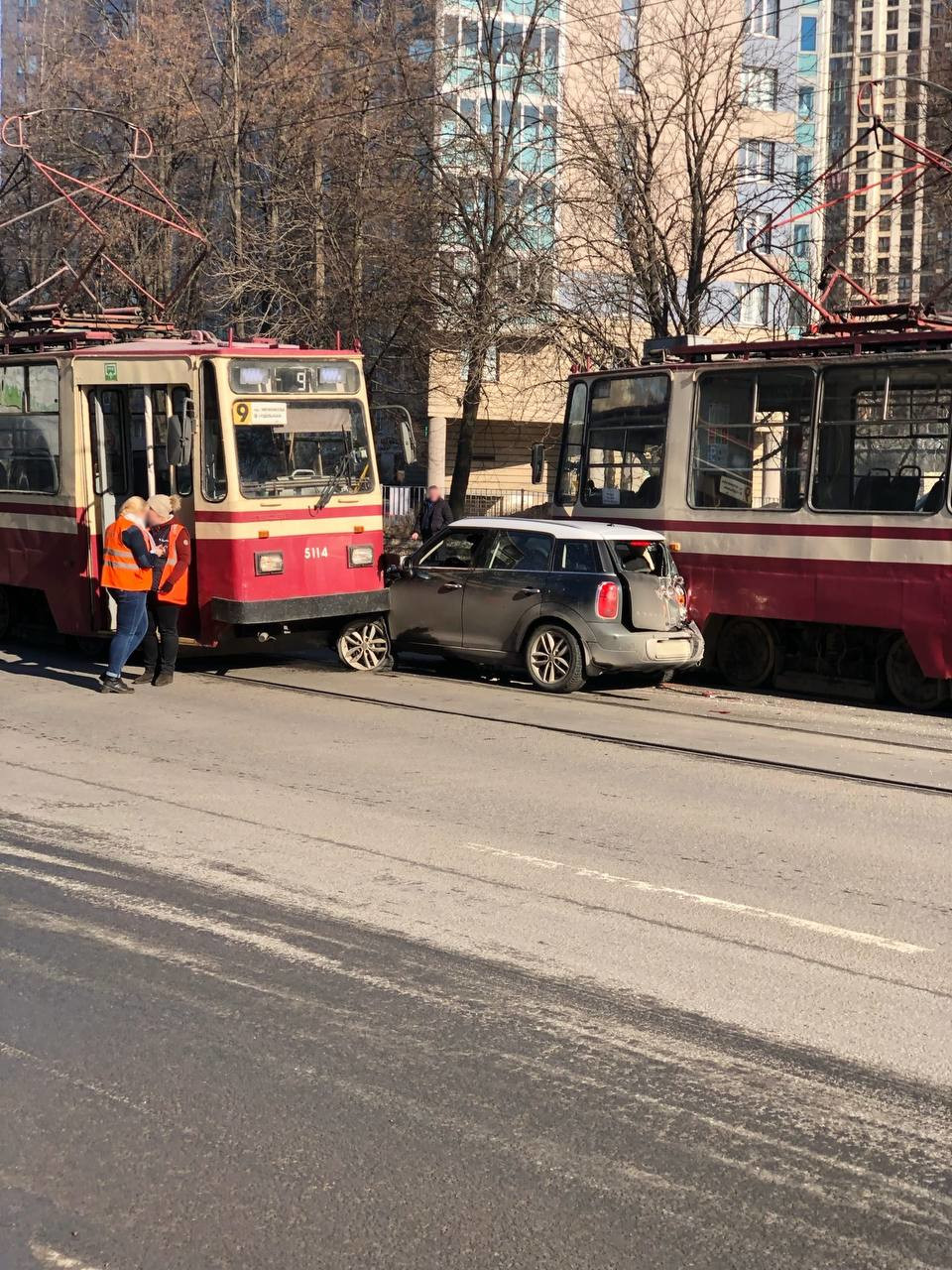 MINI застрял между встречными трамваями на проспекте Энгельса | 15.03.2022  | Санкт-Петербург - БезФормата