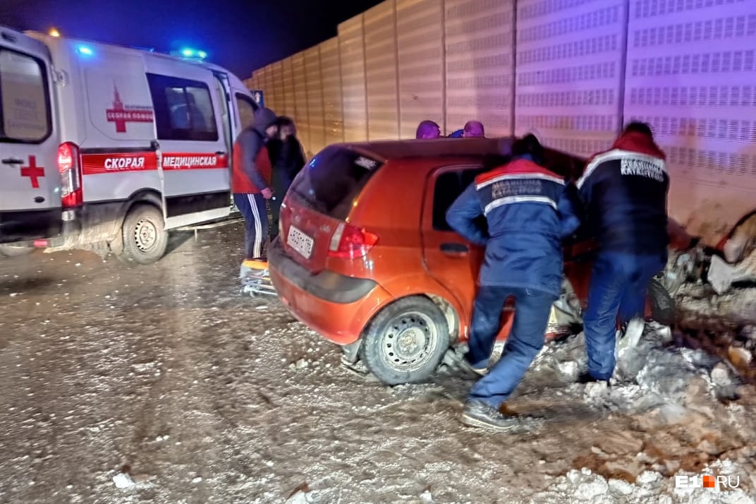 Пассажирка Hyundai, на большой скорости влетевшего в забор на Россельбане, погибла