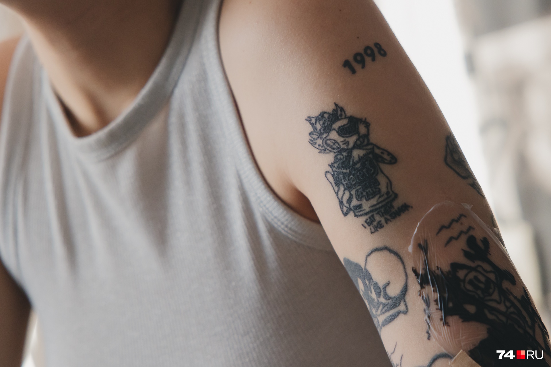 Молодость — время делать татуировки: на плече девушки уже выбиты год рождения, гепард из рекламы, ящерица и розы