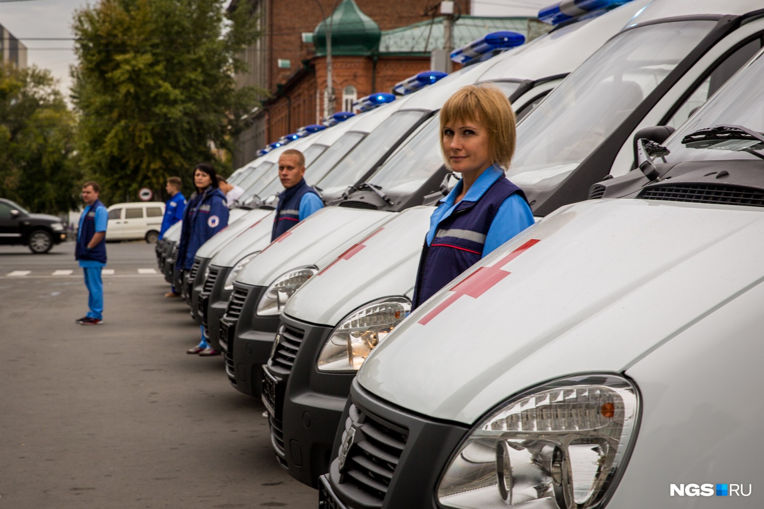 Помощь новосибирск. Авто скорой помощи. Новосибирск новые машины скорой помощи. Водитель скорой помощи. Форма скорой помощи Европы.