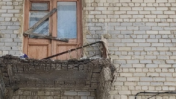 «Мы несколько лет требовали ремонта»: на севере Волгограда обрушился балкон в многоэтажном доме