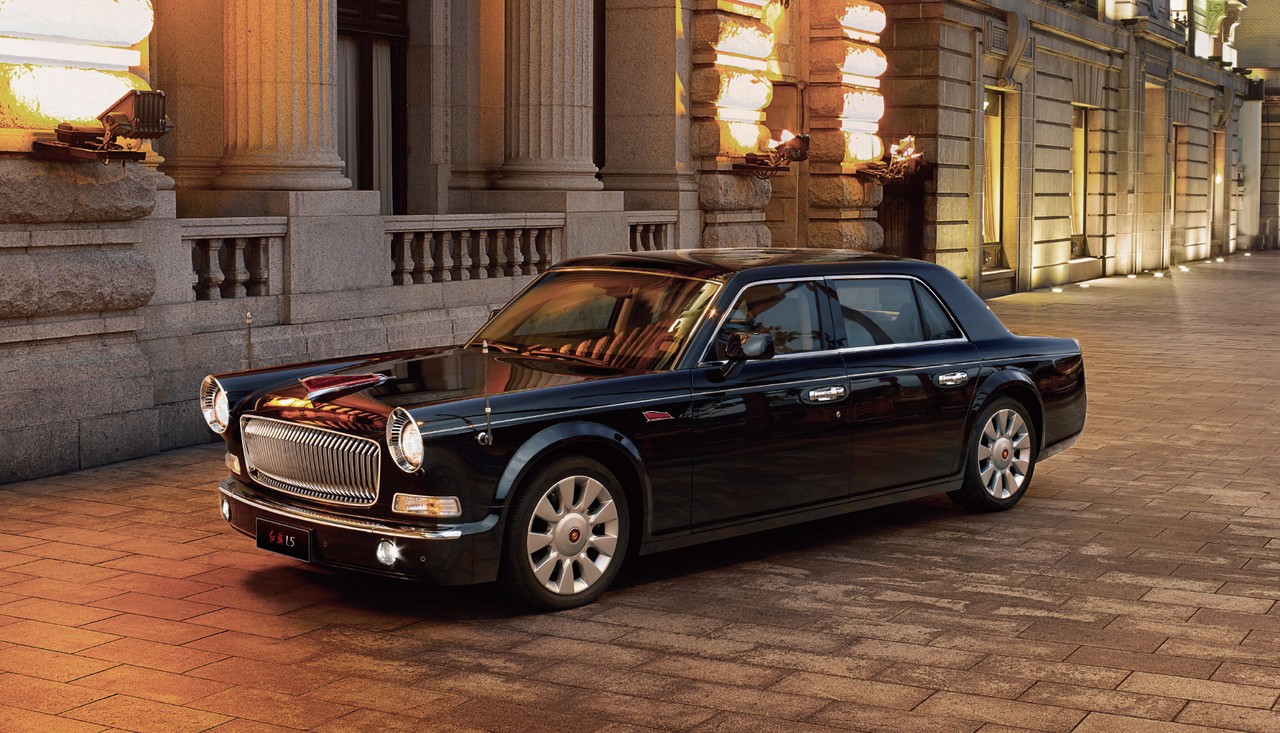 Изначально марка Hongqi выпускала автомобили исключительно для китайской элиты, которые не поступали в свободную продажу: это касалось и относительно современного седана L5, стилизованного под первые модели Hongqi. Интересно, что L5 построен на базе Toyota Land Cruiser 200, то есть имеет рамную конструкцию Изначально марка Hongqi выпускала автомобили исключительно для китайской элиты, которые не поступали в свободную продажу: это касалось и относительно современного седана L5, стилизованного под первые модели Hongqi. Интересно, что L5 построен на базе Toyota Land Cruiser 200, то есть имеет рамную конструкцию