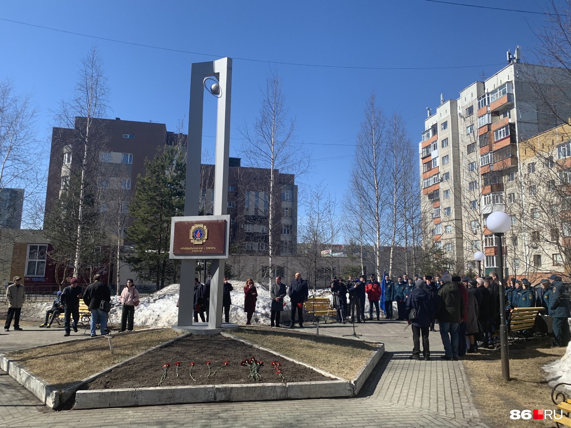 Митинг начался в 11 утра в сквере Чернобыльцев на Чехова, 1. Некоторые участники пришли за полчаса до начала