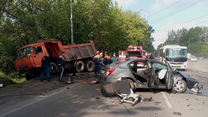 В Новокузнецке легковушка разбилась о КАМАЗ, водителя увезли на скорой