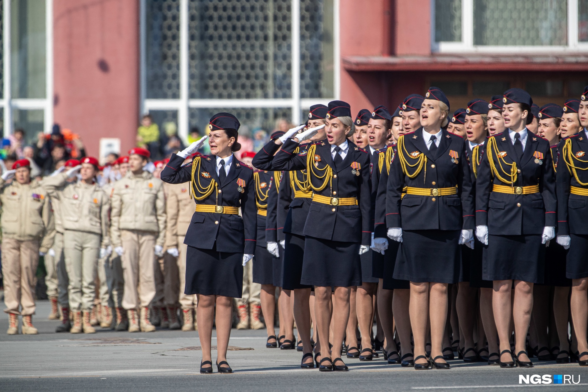 Поздравления встречали троекратным «Ура!» Поздравления встречали троекратным «Ура!»