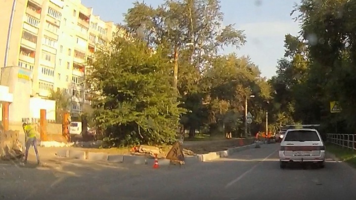 В Челябинске убрали разбитые бордюры, которые установили при ремонте дороги