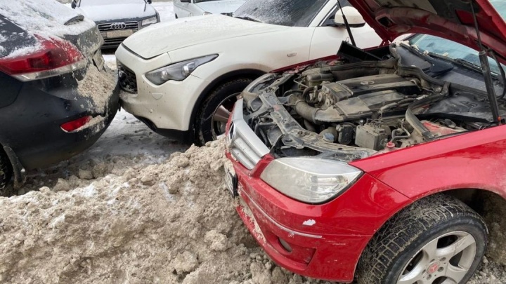 На Московской красный Mercedes протаранил припаркованные машины из-за «Газели»-призрака