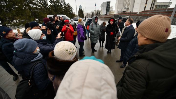 «Обсуждать закон о QR-кодах — преступление»: антиваксеры устроили разборки с депутатами в Екатеринбурге