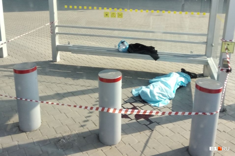 «На асфальте кровь»: возле аэропорта Кольцово умер человек