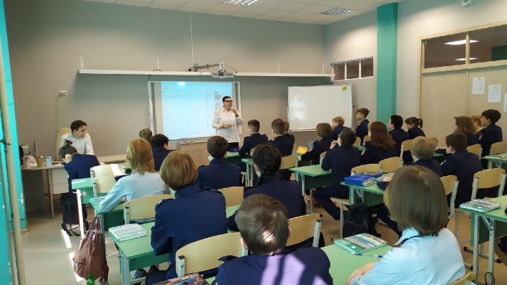 «Будут ходить в школу, как на работу»: ученикам челябинской школы поставили по 10 уроков в день