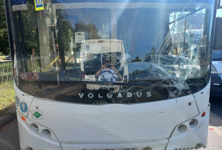 Лобовое стекло Volgabus сильно пострадало от удара