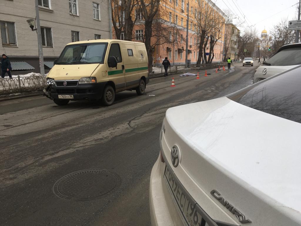 В Екатеринбурге возле метро «Динамо» инкассаторская машина насмерть сбила бабушку